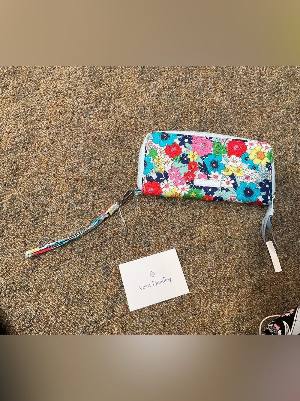 VERA BRADLEY FAR OUT FLORAL RFID accordion wallet WRISTLET NWT red blue teal